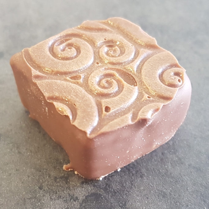 A delicious blend of cinnamon, almonds and manuka honey, coated in a 33% milk chocolate. Gluten free, contains Dairy, Nuts and Honey